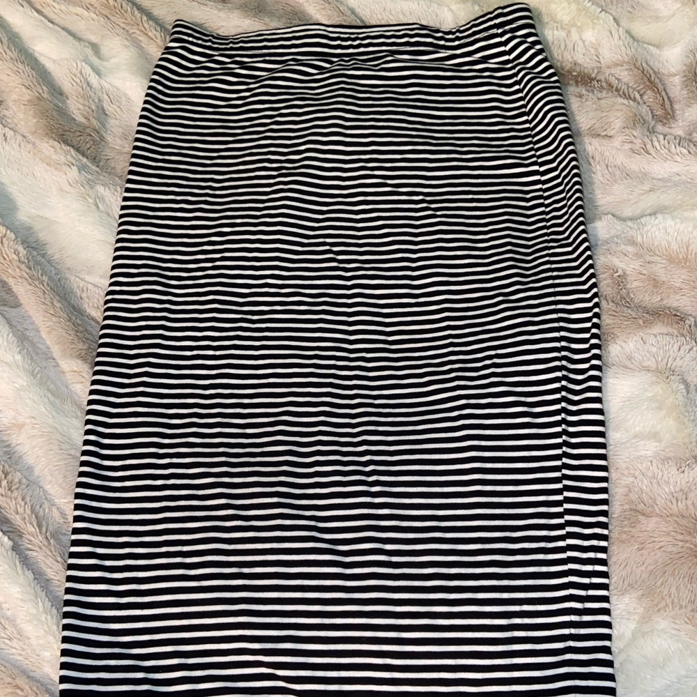 Black and white pencil skirt
